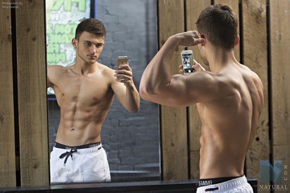 muscle-mirror-selfie-man